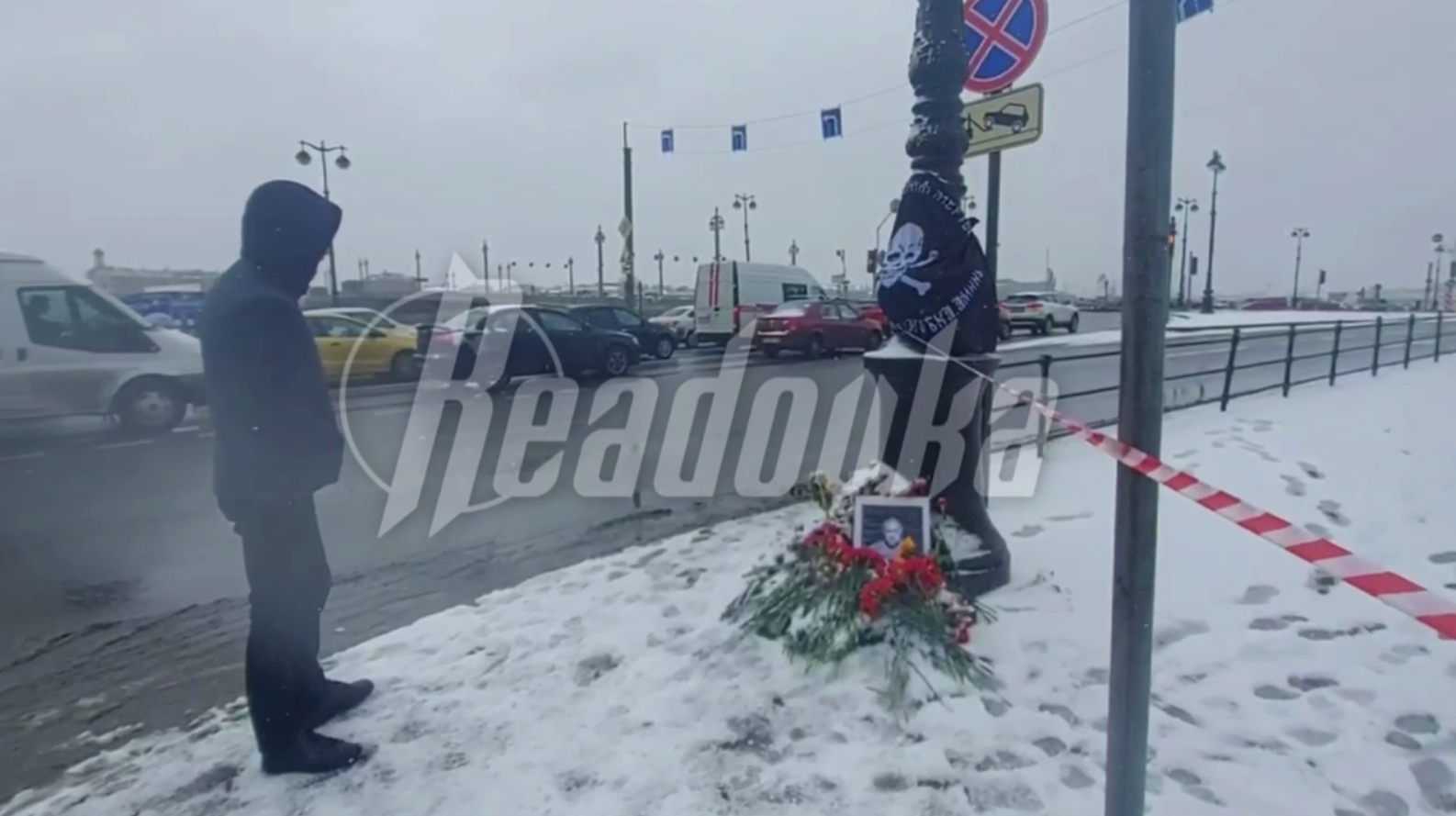 К стихийному мемориалу в память о Владлене Татарском возлагают цветы и портреты военкора