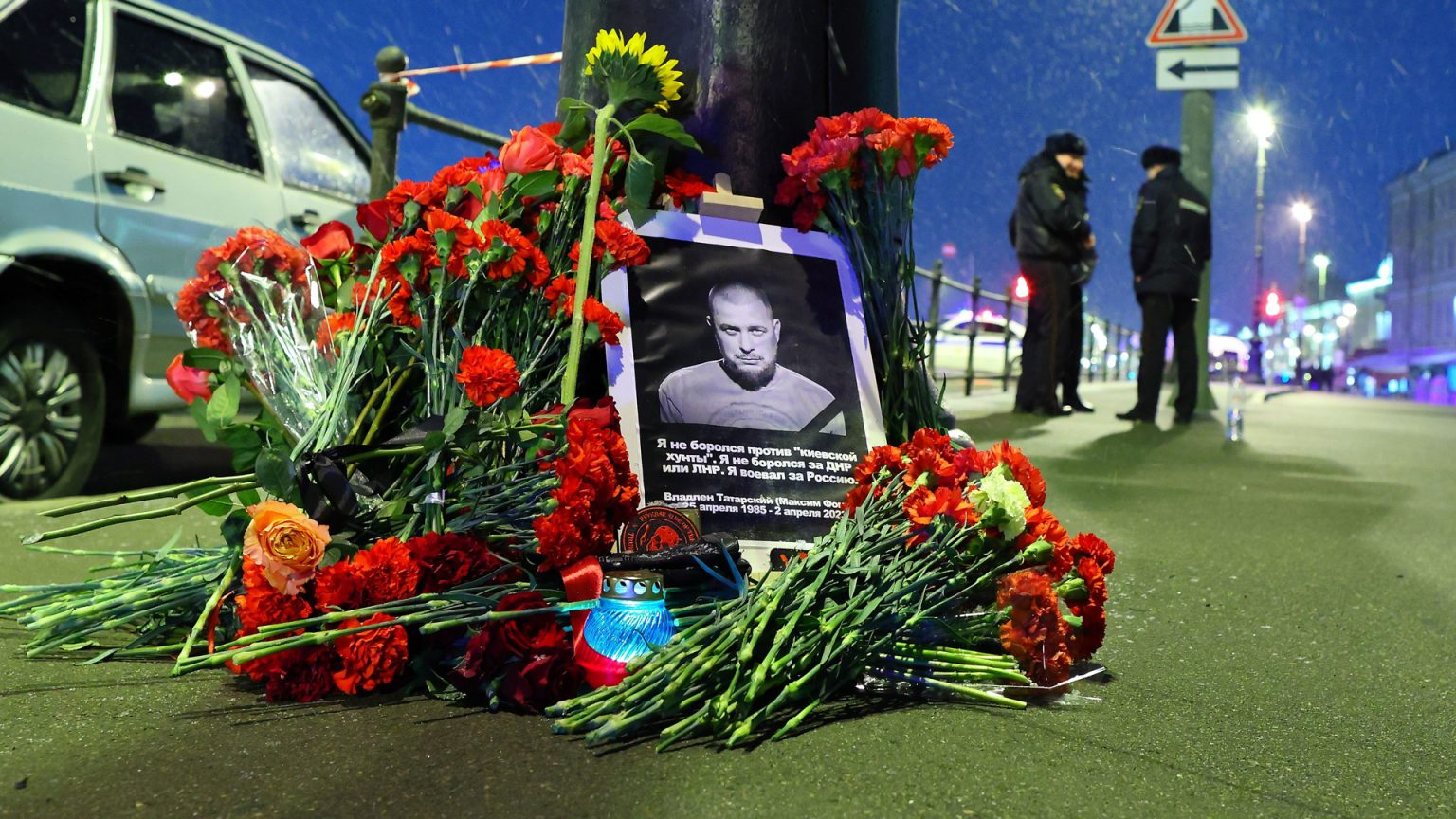 Цветов у стихийного мемориала на Васильевском острове становится все больше
