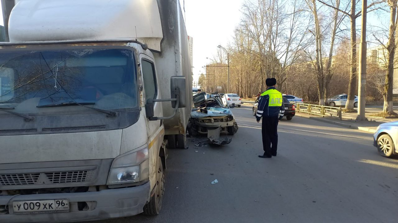 Пьяный водитель на чужом авто врезался в грузовик и сбежал, бросив погибшего пассажира