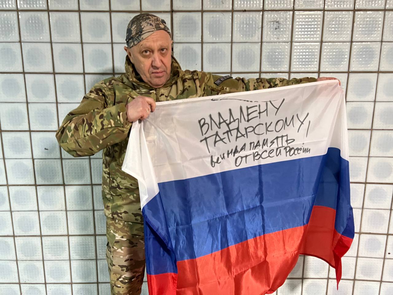 Бойцы ЧВК «Вагнер» установили над зданием горадминистрации в Артемовске флаг