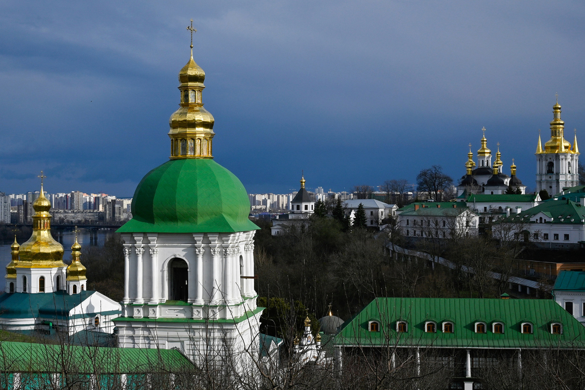 В Киево-Печерской лавре неизвестные заперли монахов в одном из зданий обители
