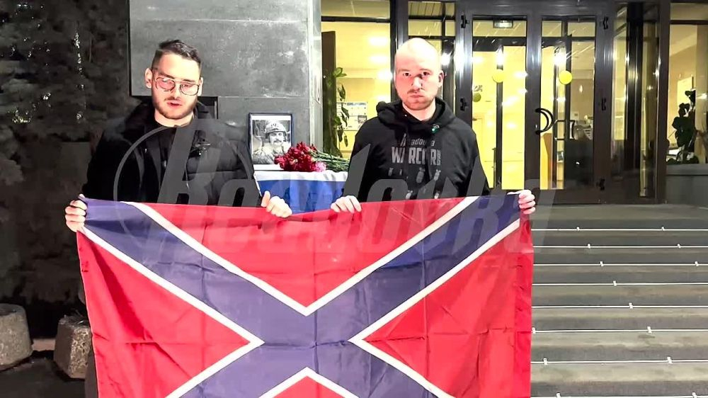 Readovka почтила память Владлена Татарского у мемориала в Москве