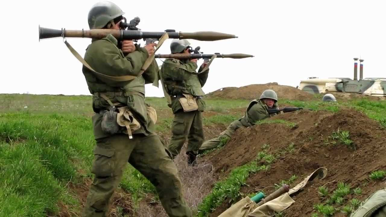 Российские солдаты уничтожили БТР и опорный пункт украинских боевиков под Марьинкой