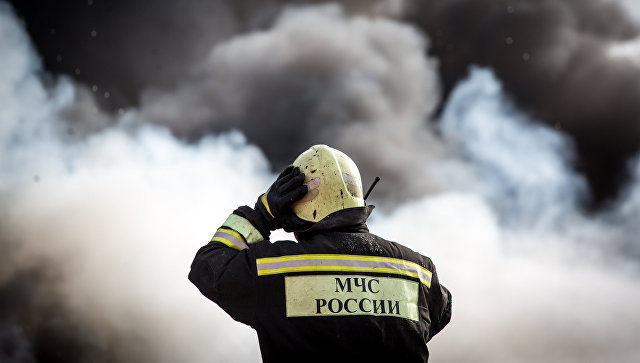 В Петербурге загорелся склад с газовыми баллонами