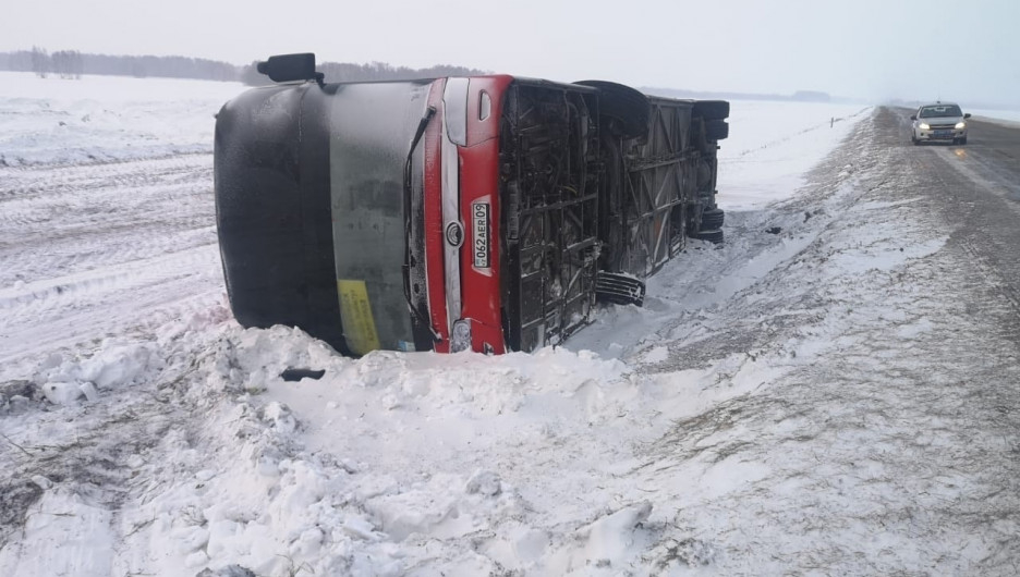 Автобус с 32 пассажирами перевернулся на российской трассе
