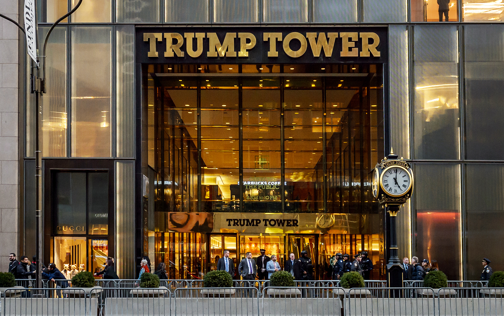 Неизвестная открыла стрельбу в небоскребе Trump Tower