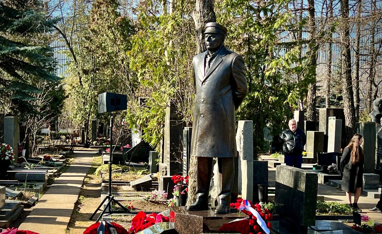 Памятник Владимиру Жириновскому открыли на Новодевичьем кладбище в Москве