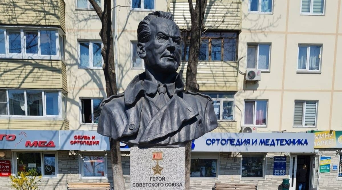 Во Владивостоке оштрафовали женщину, облившую краской памятник Герою СССР
