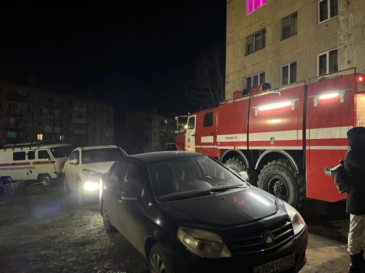 В Ростовской области разгорелся пожар на складе металлоконструкции с шинами
