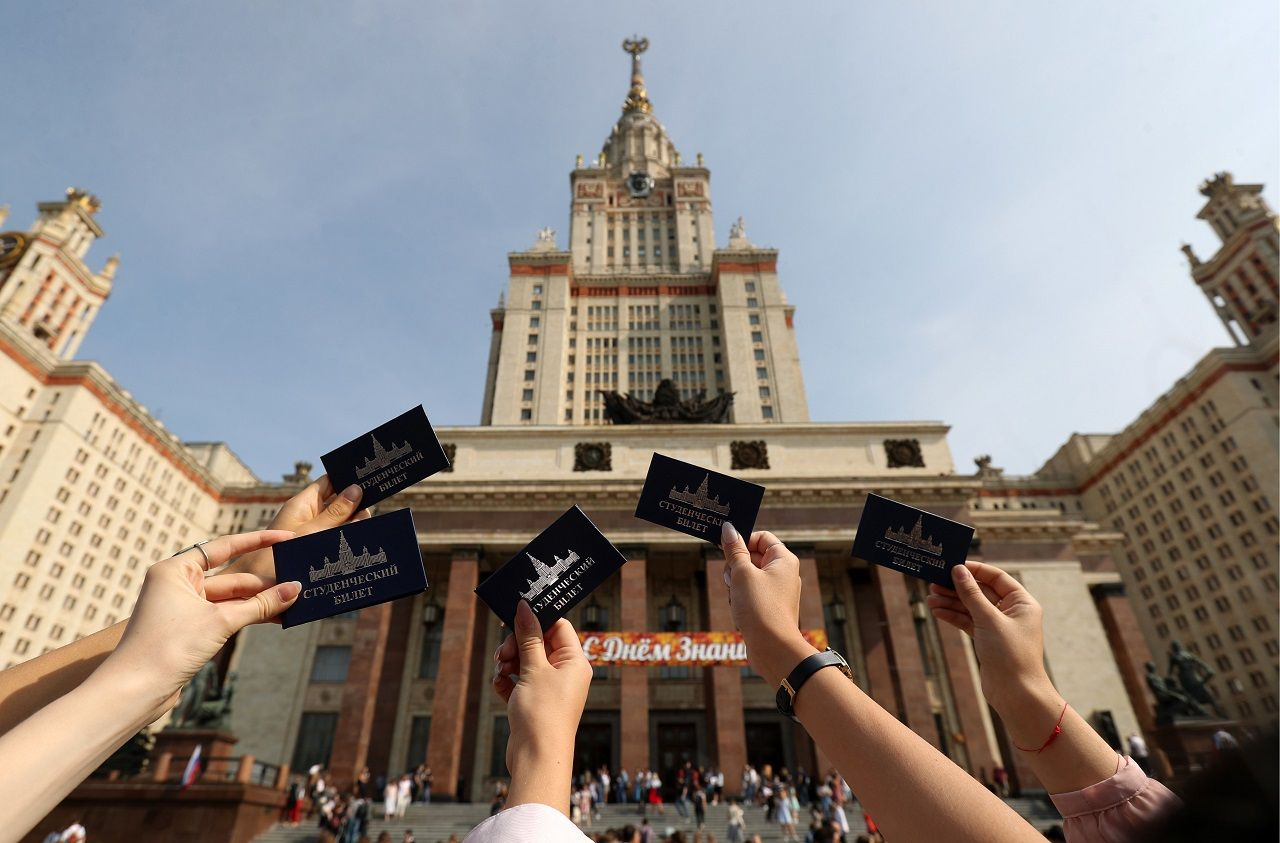 Правительство продолжит поддерживать студентов из РФ, которых отчислили за рубежом