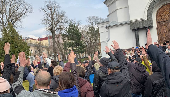 В Каменце-Подольском радикалы пытаются спровоцировать прихожан УПЦ