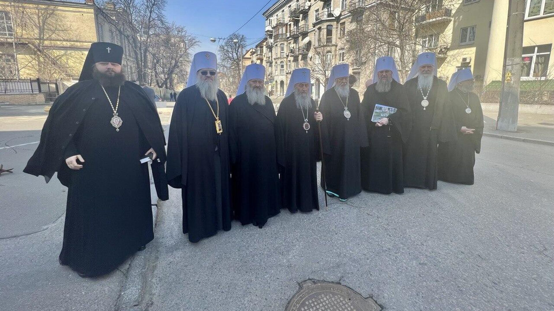 На Украине массово раздают повестки православным священникам
