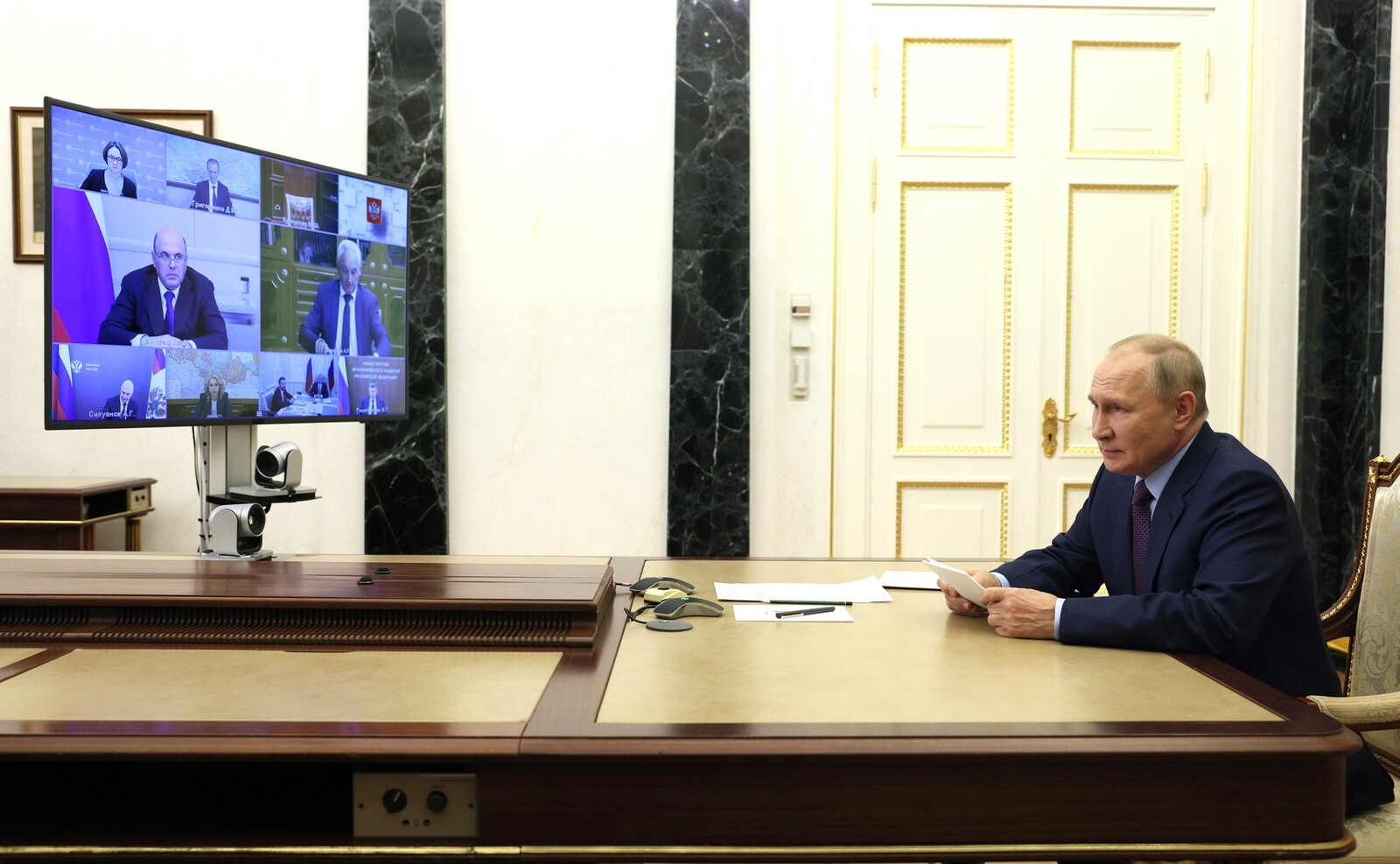 Владимир Путин провел совещание по экономическим вопрос в режиме видеоконференции