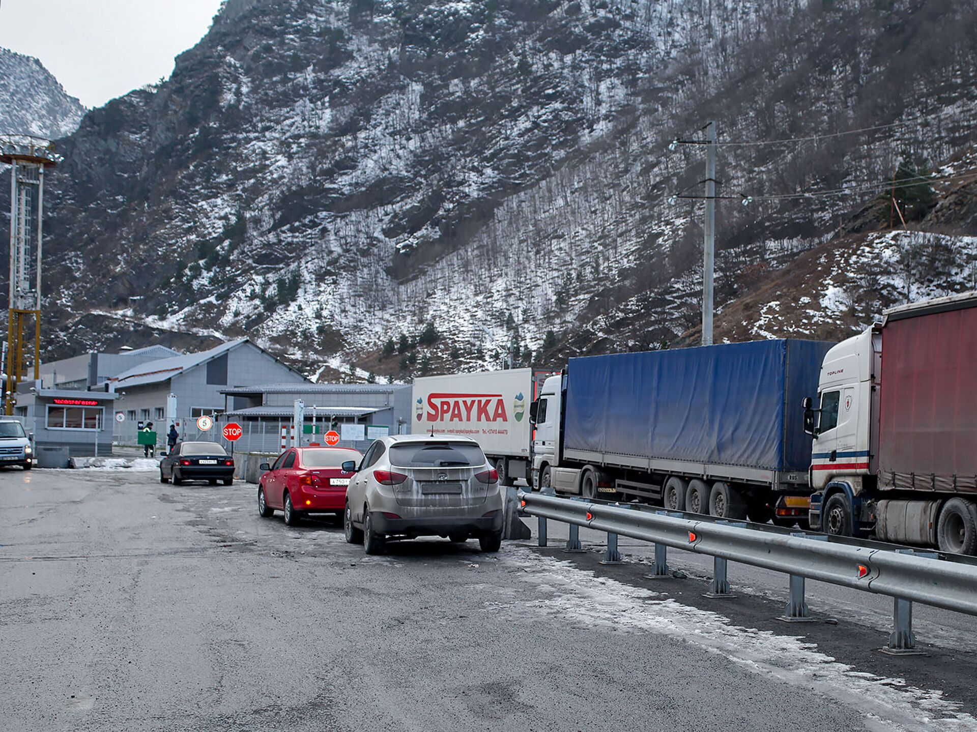 Водители на транзитных номерах не могут въехать в Россию через КПП «Верхний Ларс»