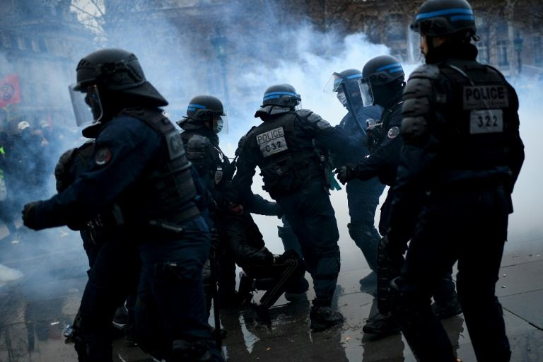 В Париже продолжается массовая манифестация