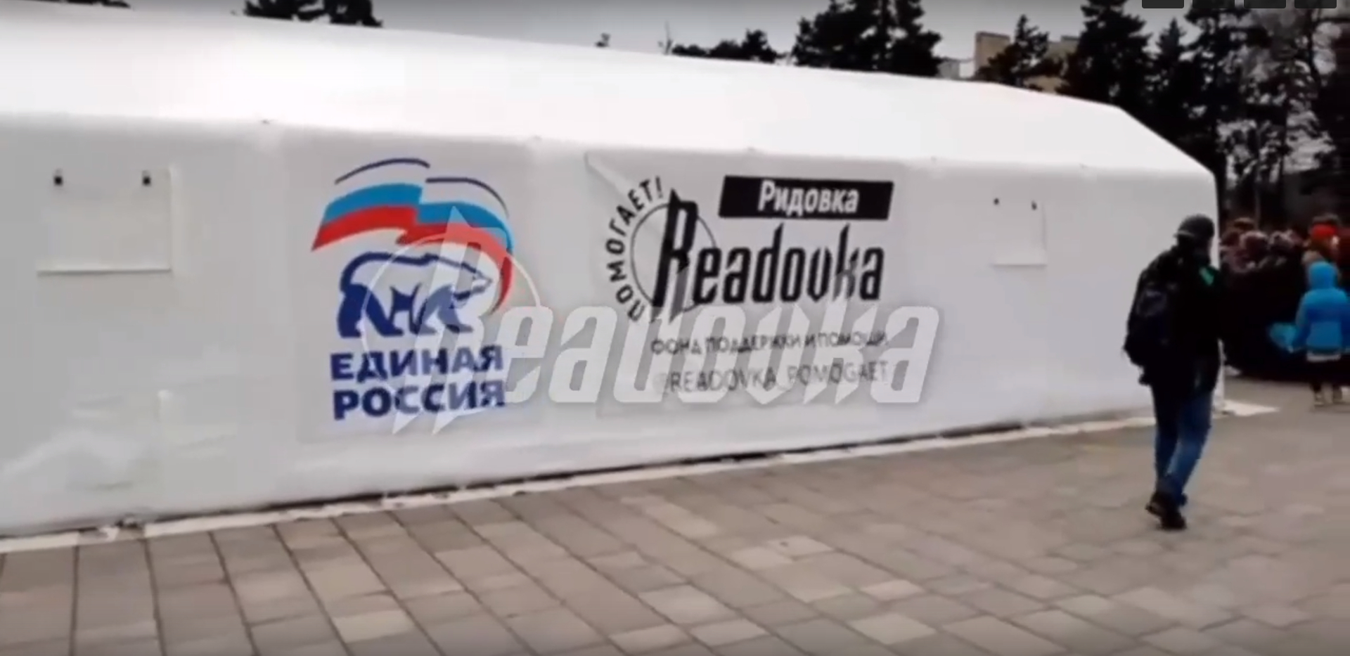В Мариуполе в преддверии Пасхи возле пункта помощи «Readovka Помогает!» и «Единой России» местным жителям раздали куличи
