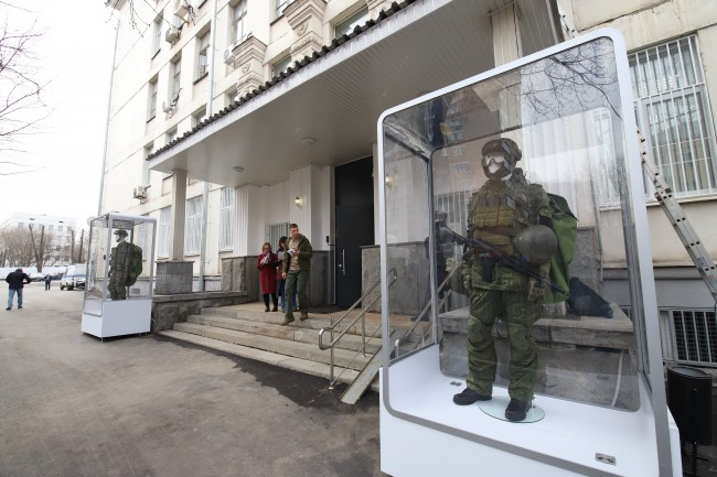 В Московский пункт отбора на службу по контракту ежедневно идут сотни желающих