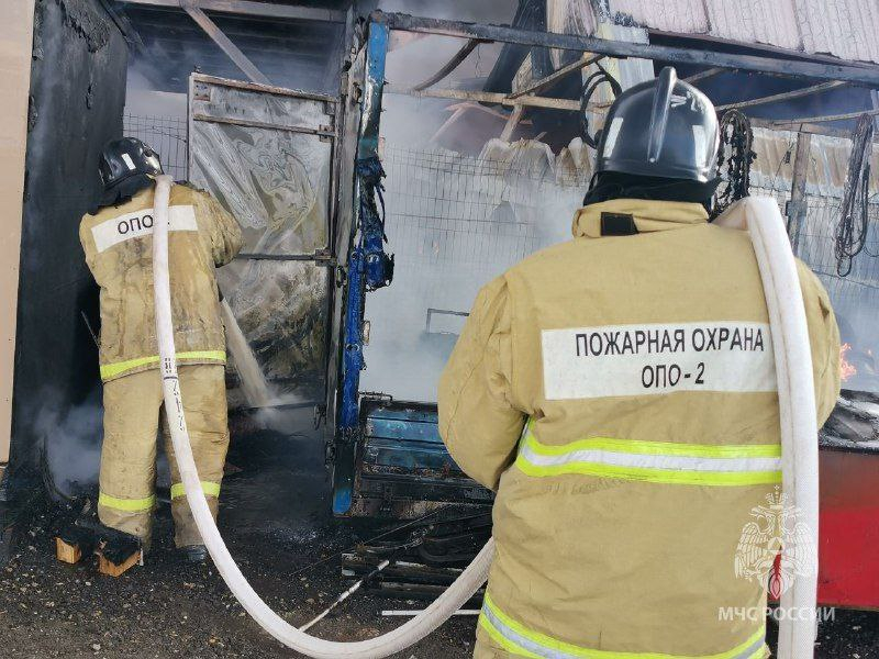 В нижегородском Дзержинске загорелся склад на площади 4 000 кв м