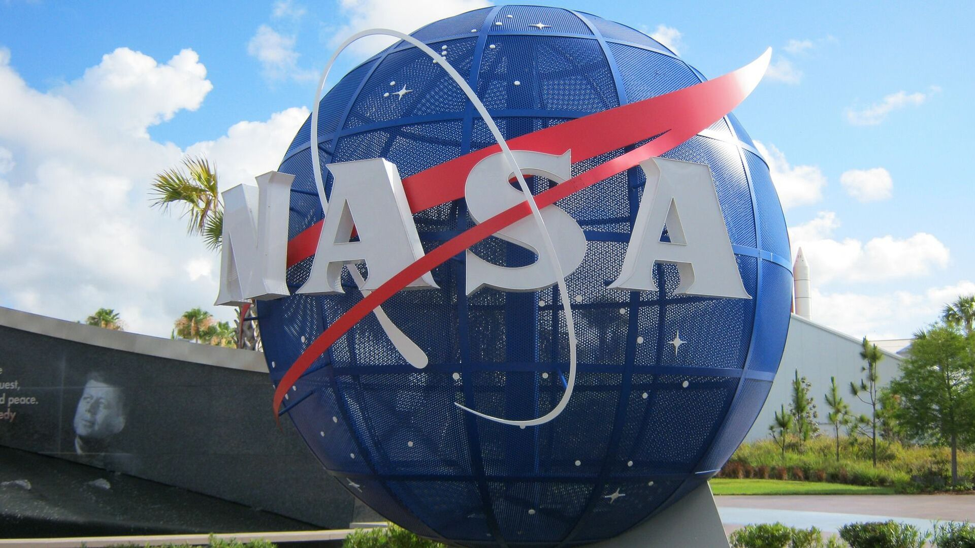 NASA отрицает падение американского спутника в небе над Киевом