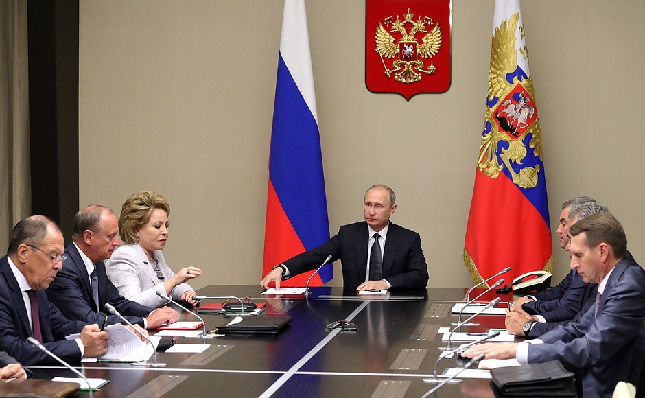 Путин провел оперативное совещание с постоянными членами Совбеза