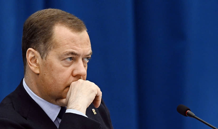 Медведев: немцы, готовящиеся напасть на Россию, должны готовиться к параду в Берлине