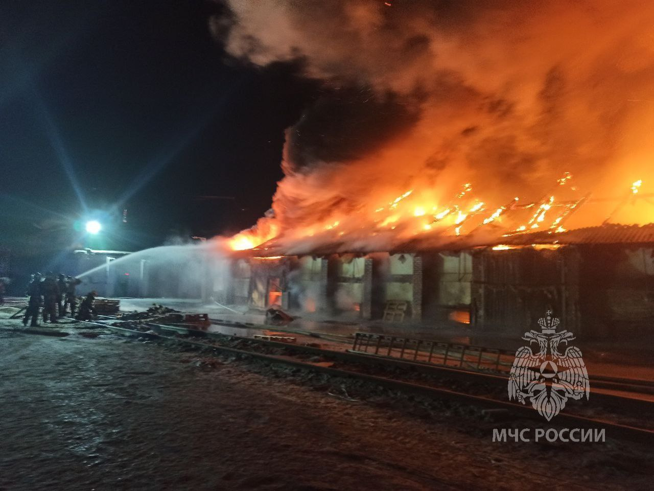 В Красноярске загорелся пивной склад