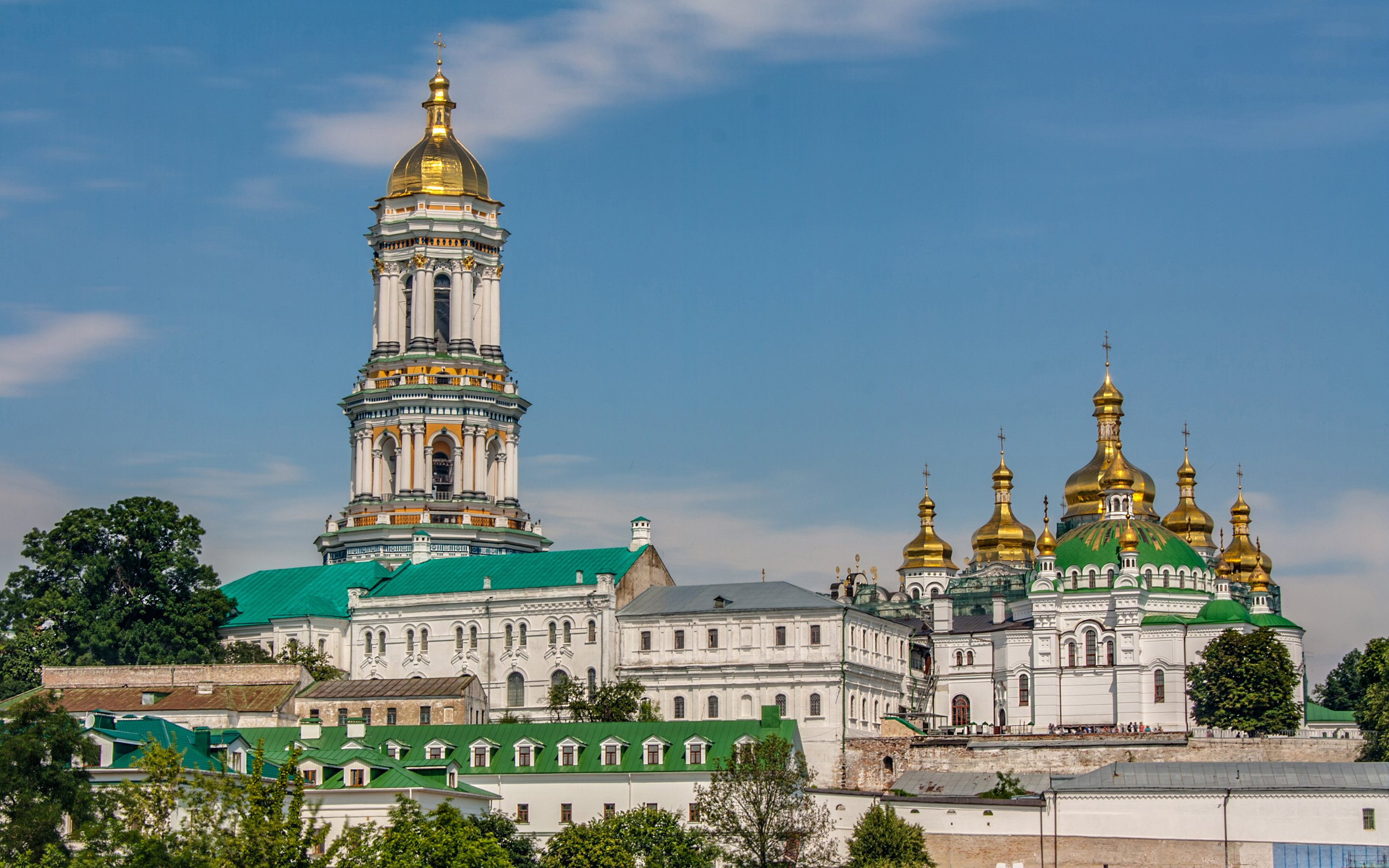 Киевские власти пытаются перегородить вход для монахов и прихожан в Киево-Печерскую лавру