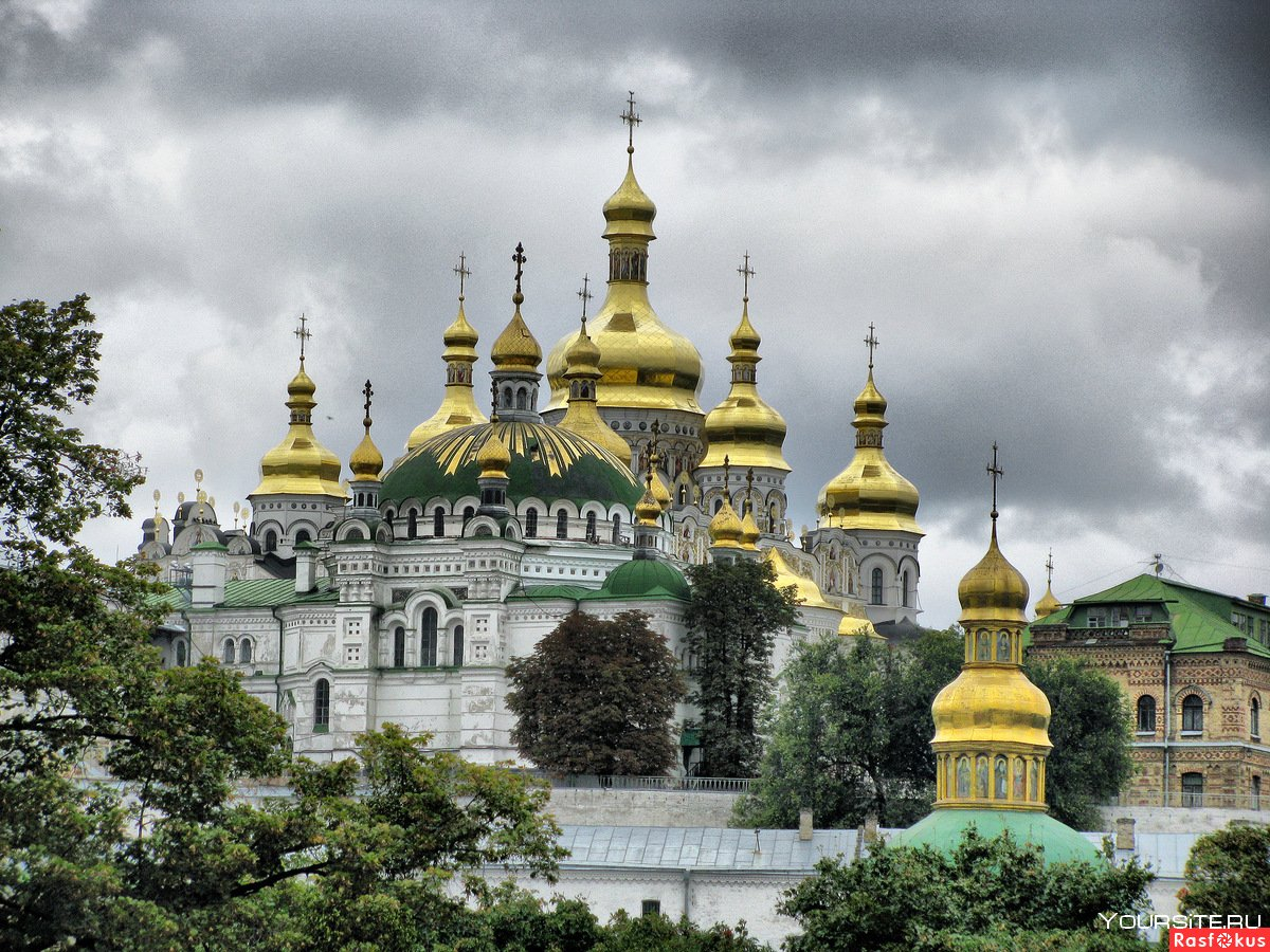 Мужчина в форме ВСУ, требующий монаха разговаривать по-украински, оказался мошенником