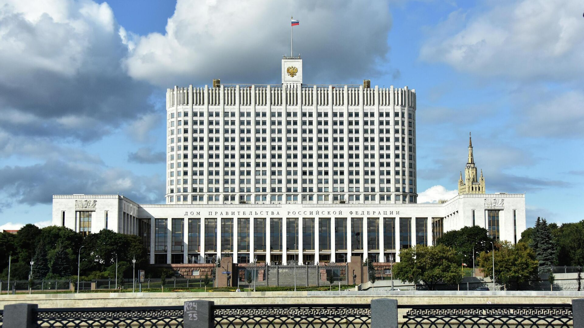 Правительство РФ отозвало проект о повышении налогов для работающих из-за границы