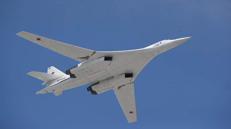 Два стратегических ракетоносца Ту-160 ВКС России выполнили плановый полет