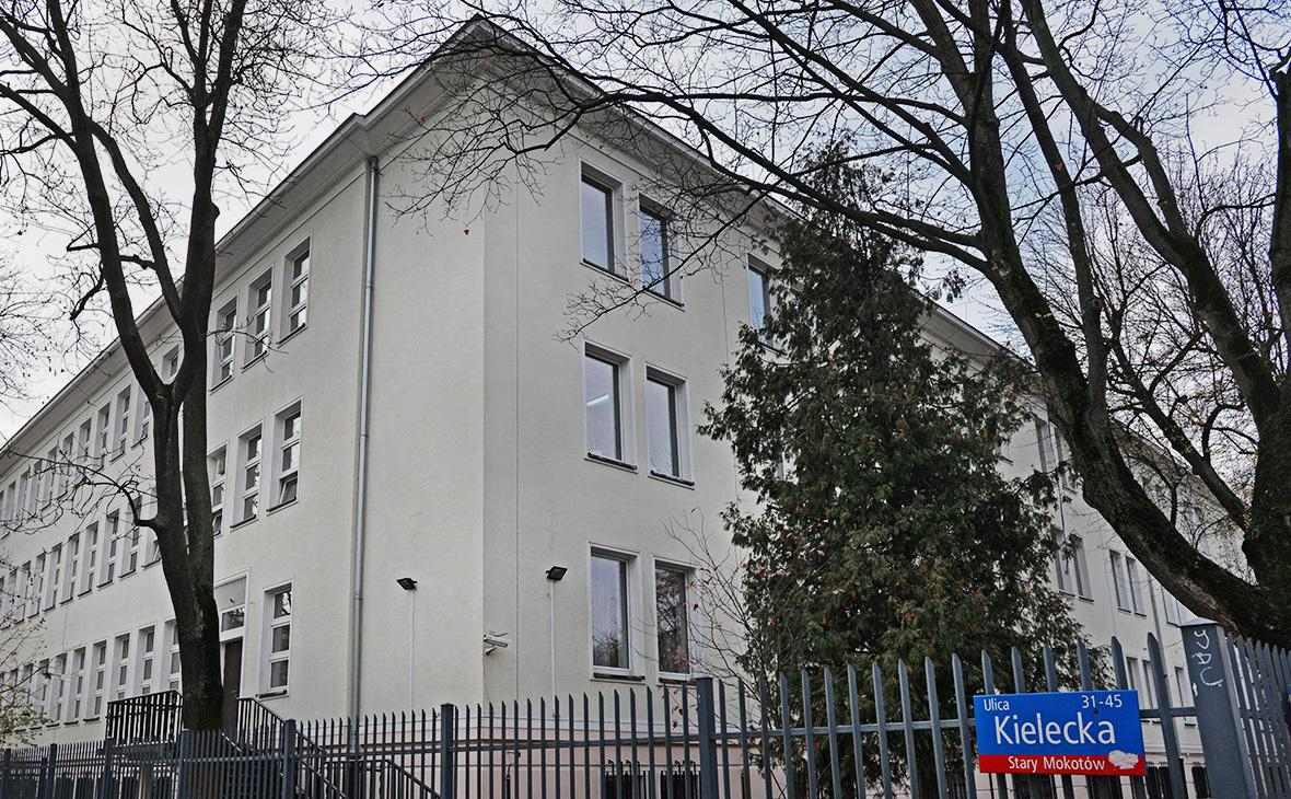Москва очень жестко ответит на захват школы при российском посольстве в Польше