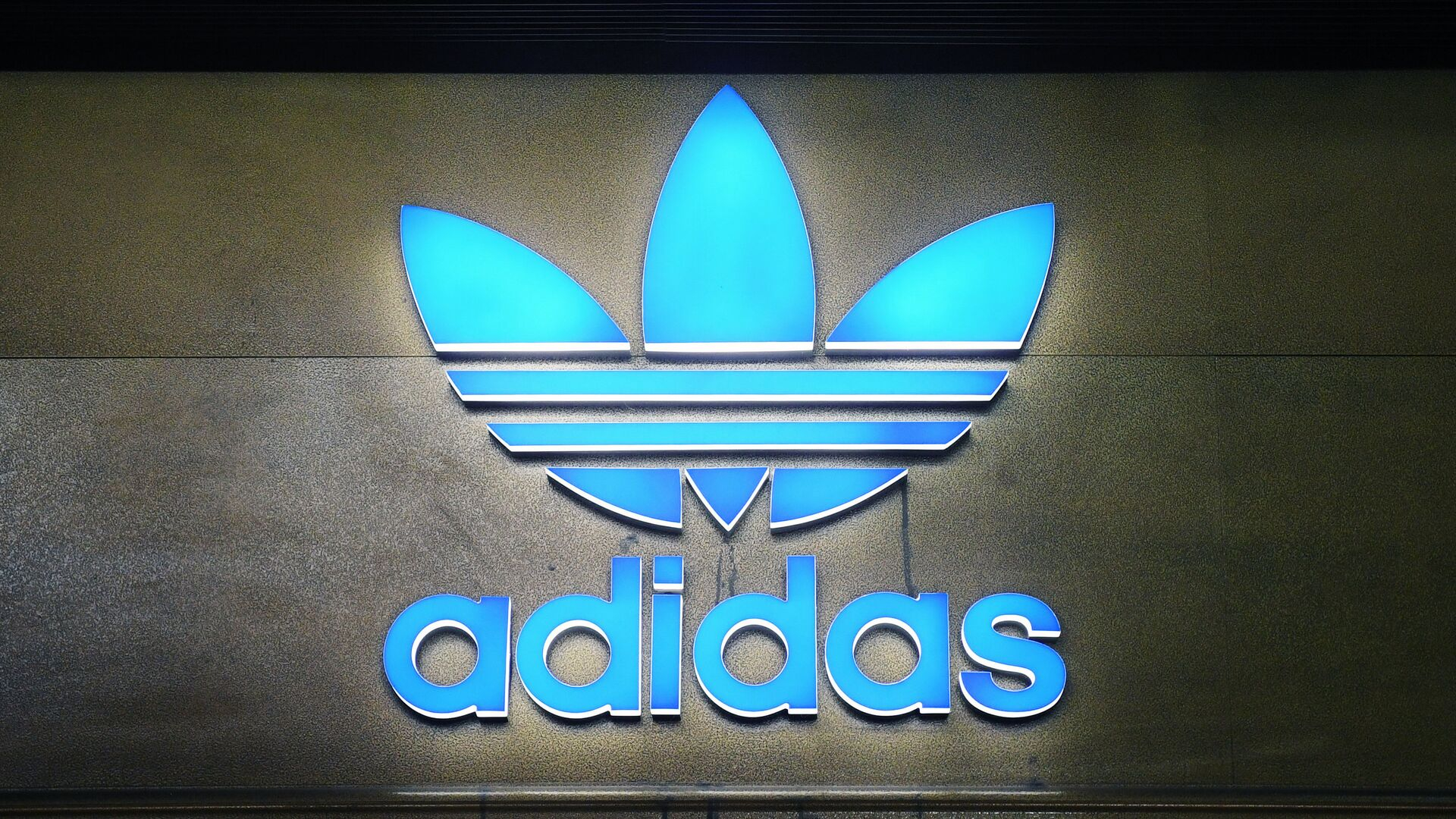 Adidas планирует передать бизнес в России иностранному инвестору