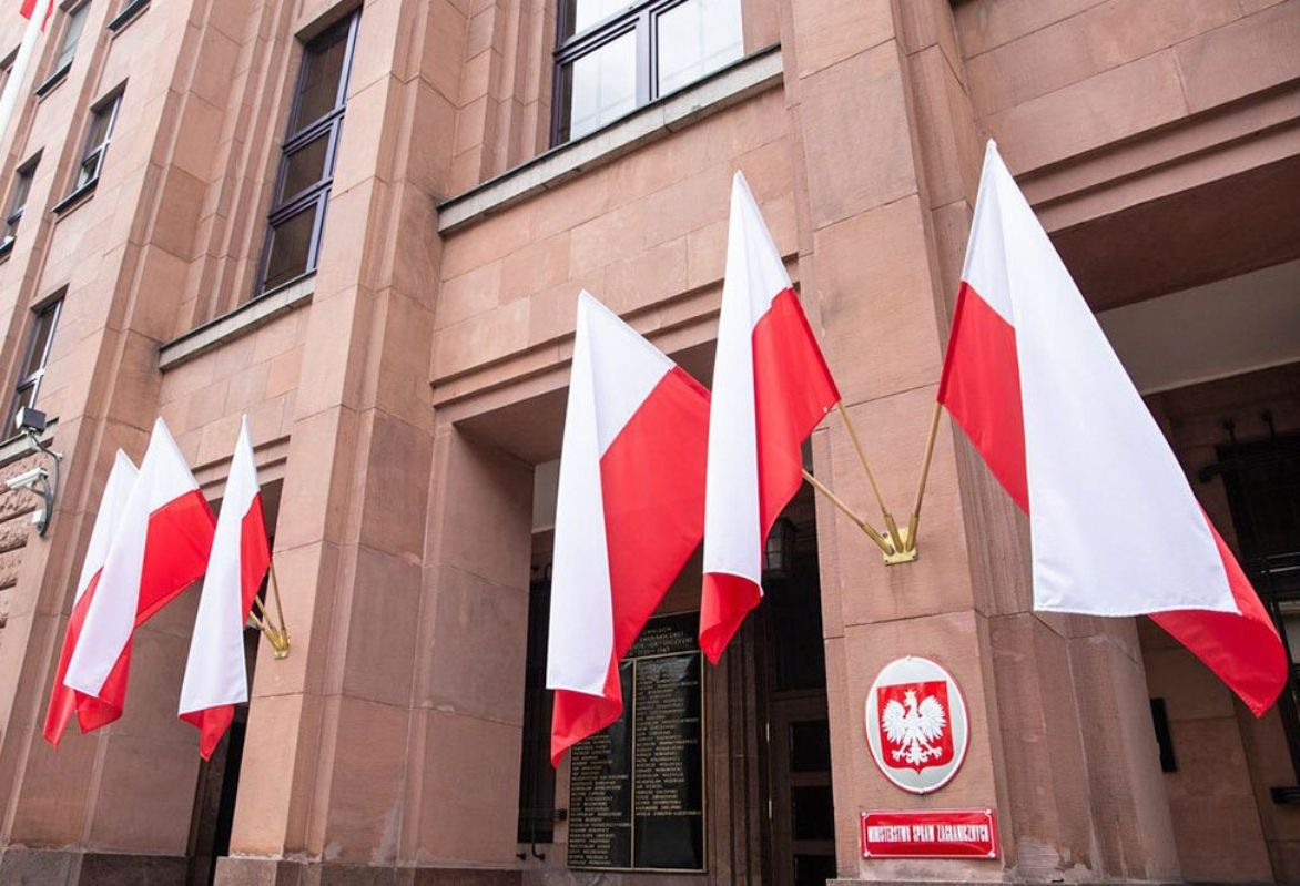 МИД выразил решительный протест временному поверенному в делах Польши