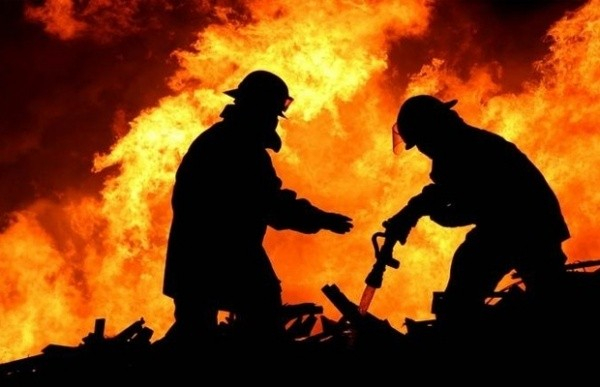 Появились кадры с момента начала пожара на резервуаре с нефтепродуктами в Тамани