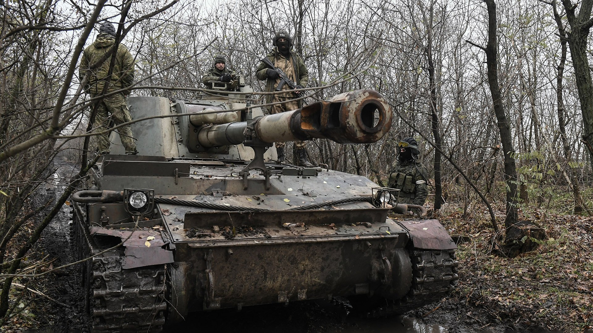 Шойгу проинспектировал готовность военной техники, которая направляется в зону СВО