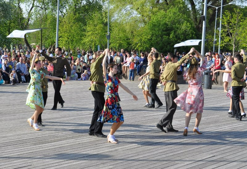 В Парке Горького проходит Бал Победы