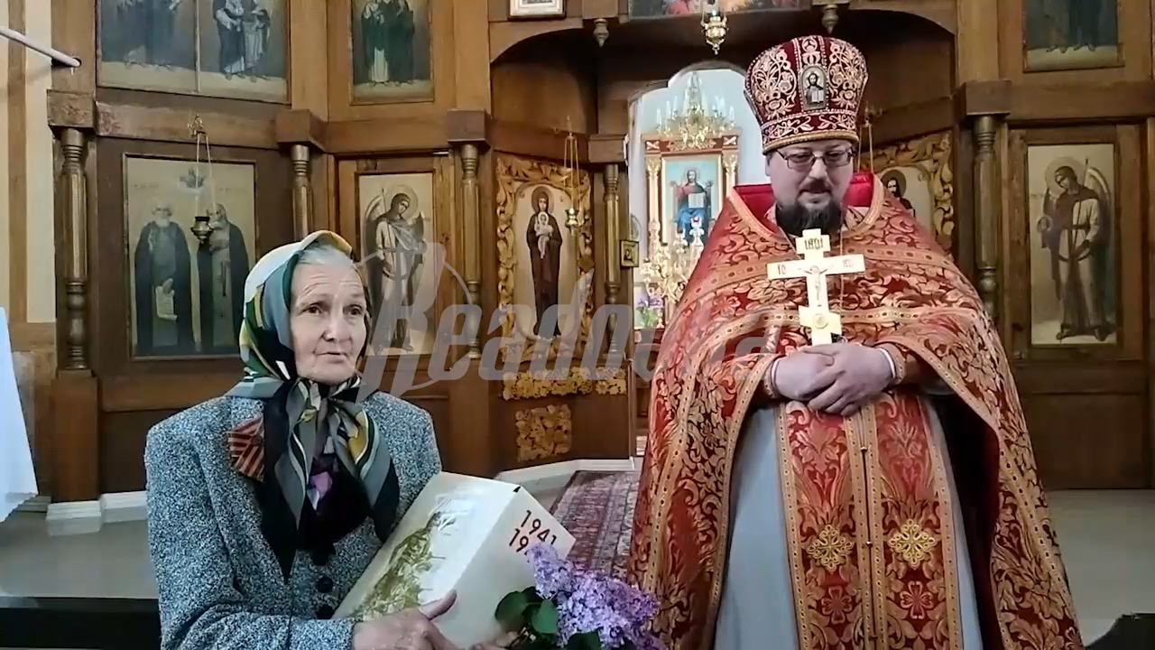 Российские военные поздравили с Днем Победы пожилую жительницу Токмака