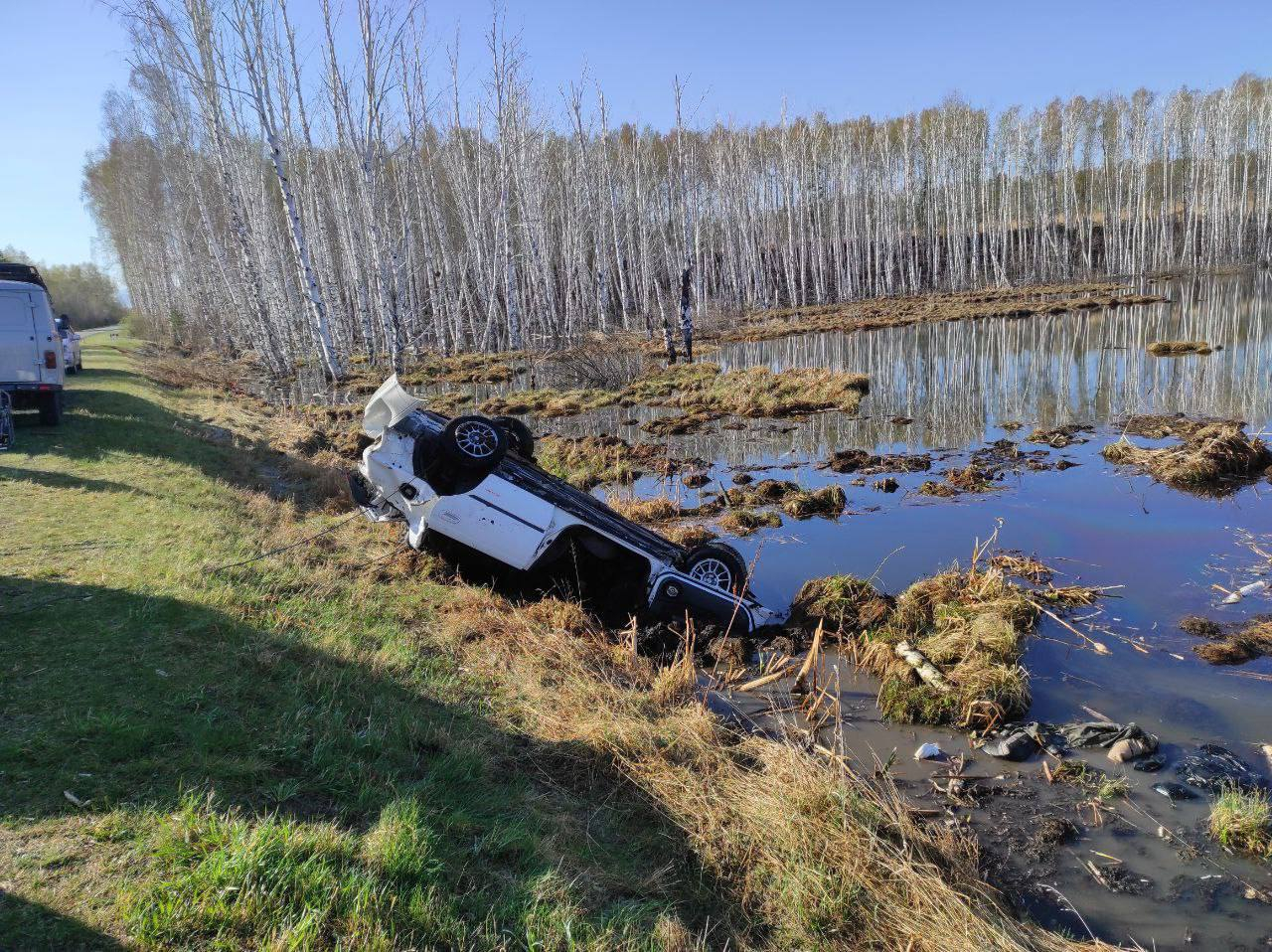 В Красноярском крае автомобиль упал в воду с обрыва