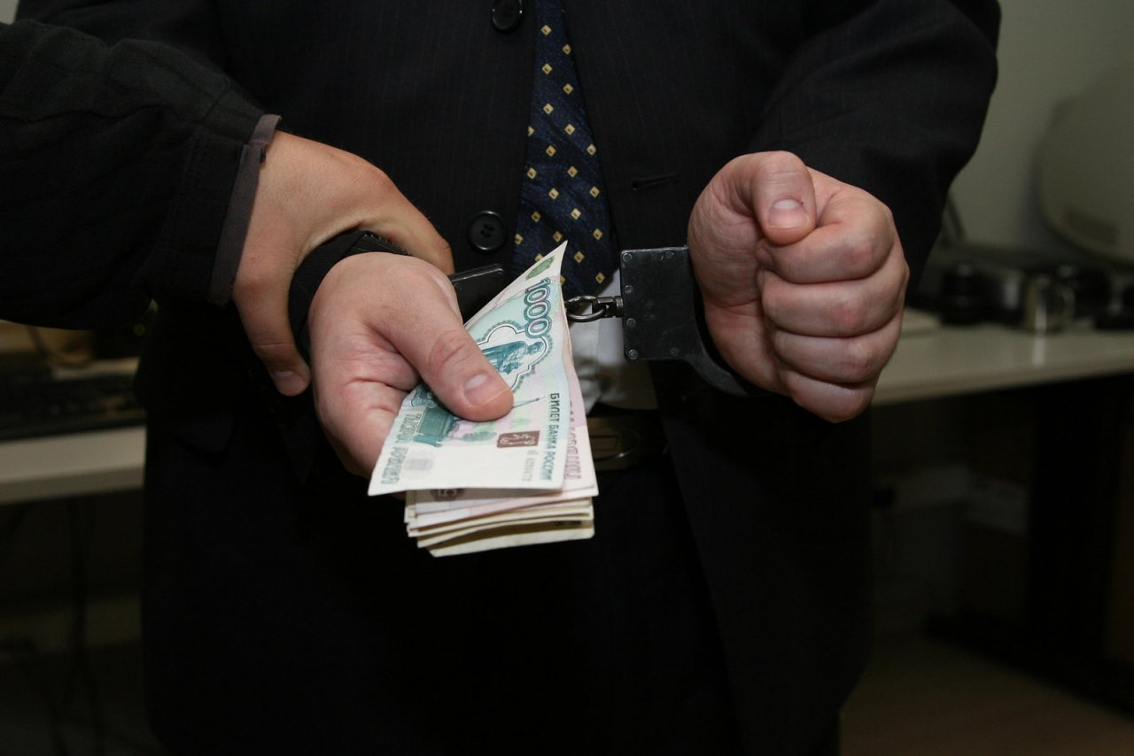Директора школы в Петербурге поймали на вымогательстве взяток с учителей