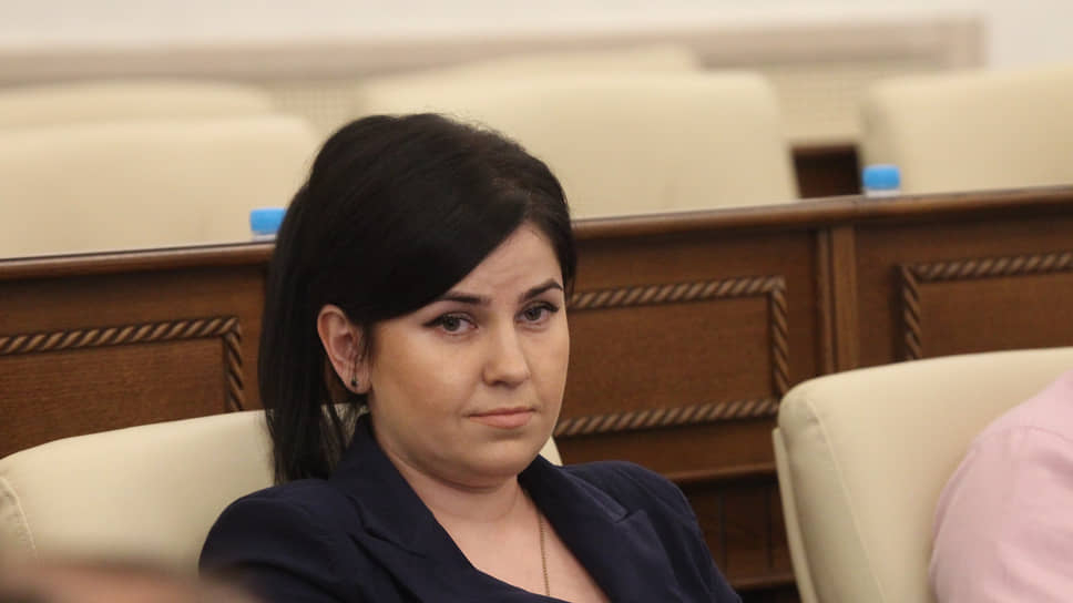 Депутат ГД от КПРФ Прусакова танцует в клубе, пока бойцы на передовой защищают страну