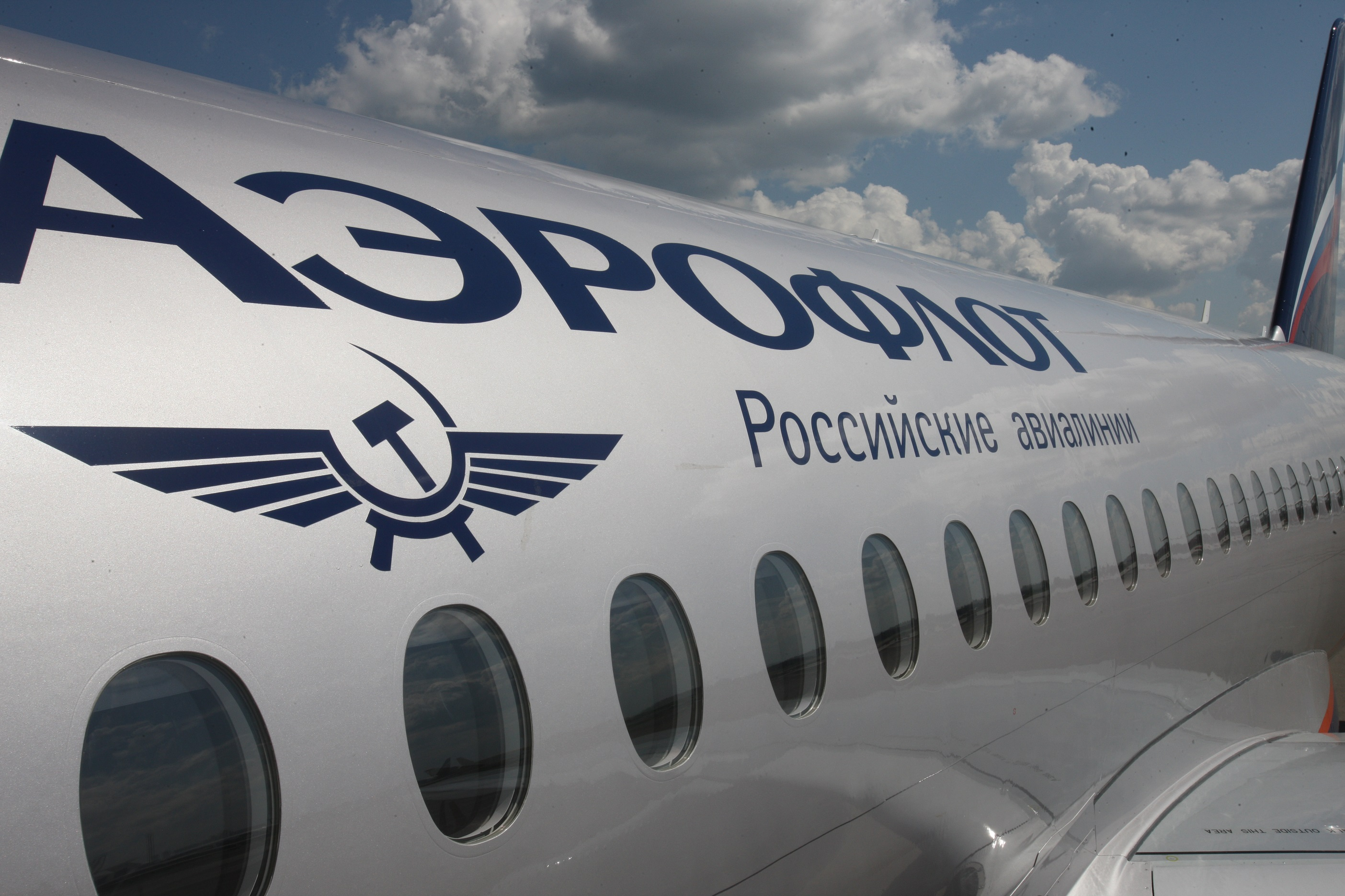 «Аэрофлот» продолжает держать россиян в стамбульском аэропорту