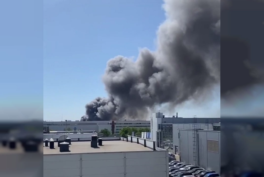 На юго-востоке Москвы загорелся ангар с мусором