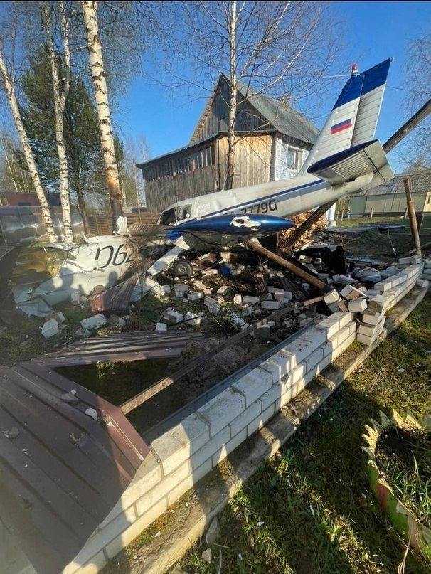 В Коми самолет задел ЛЭП и рухнул на дом