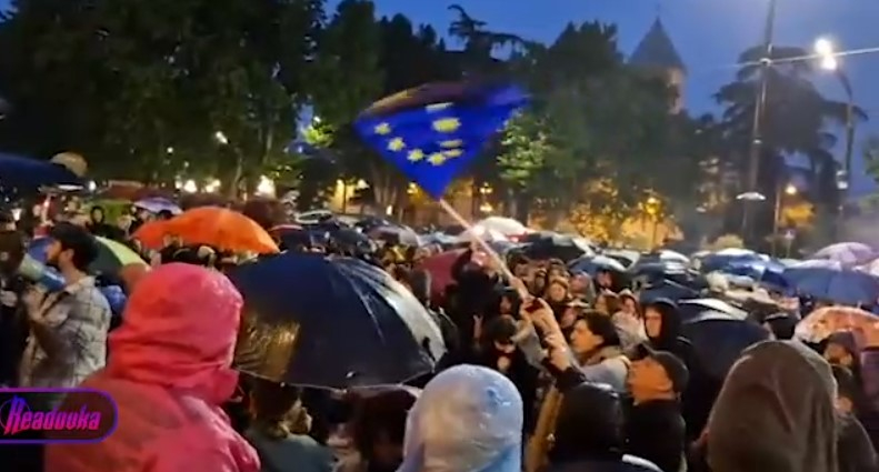 В Грузии разрастаются протесты оппозиции против возобновления авиасообщения с Россией