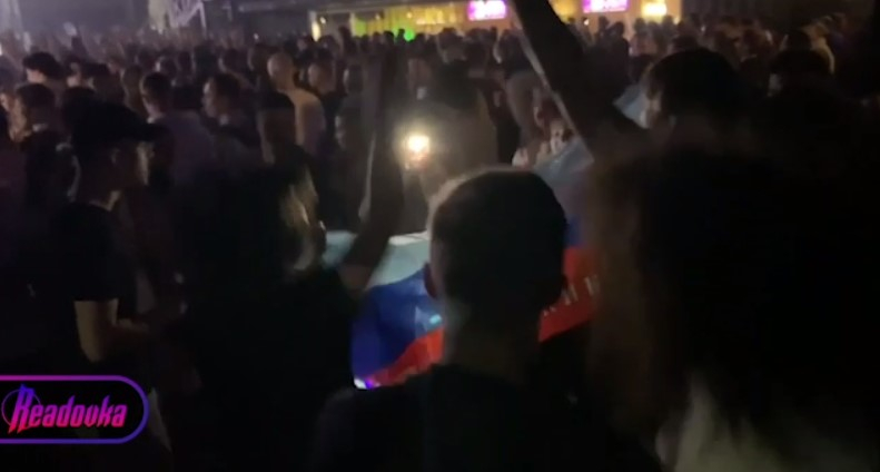На концерте «Мэйби Бэйби» в Москве отобрали флаг ЛНР у фанатов