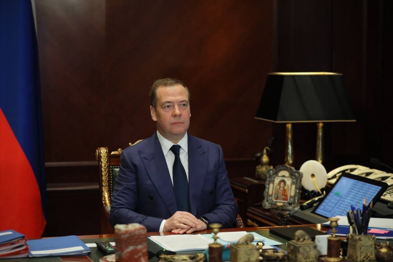 Медведев: мирные переговоры вокруг ситуации на Украине сейчас не нужны
