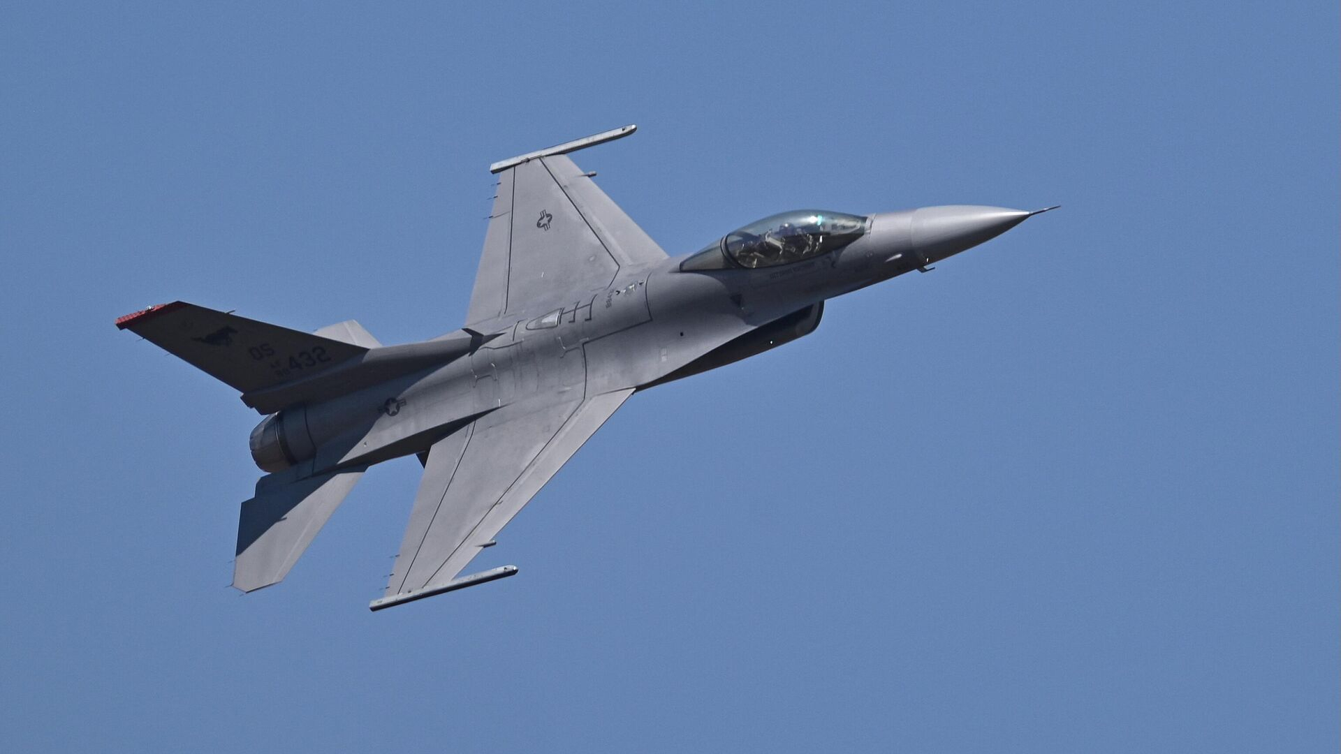 Подоляк заявил, что решение о передаче F-16 Украине уже практически принято