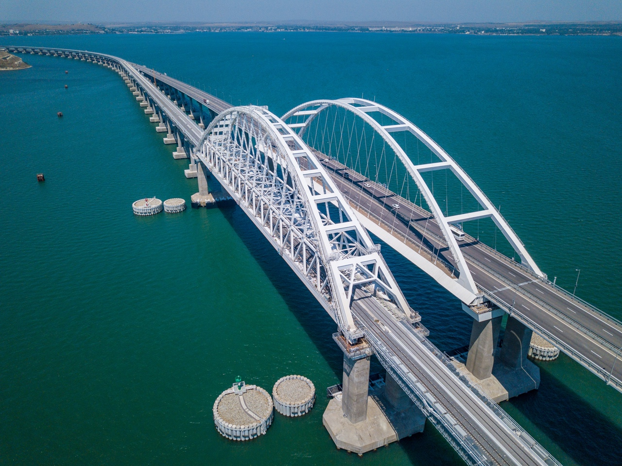 На Крымском мосту временно ограничат движение транспорта