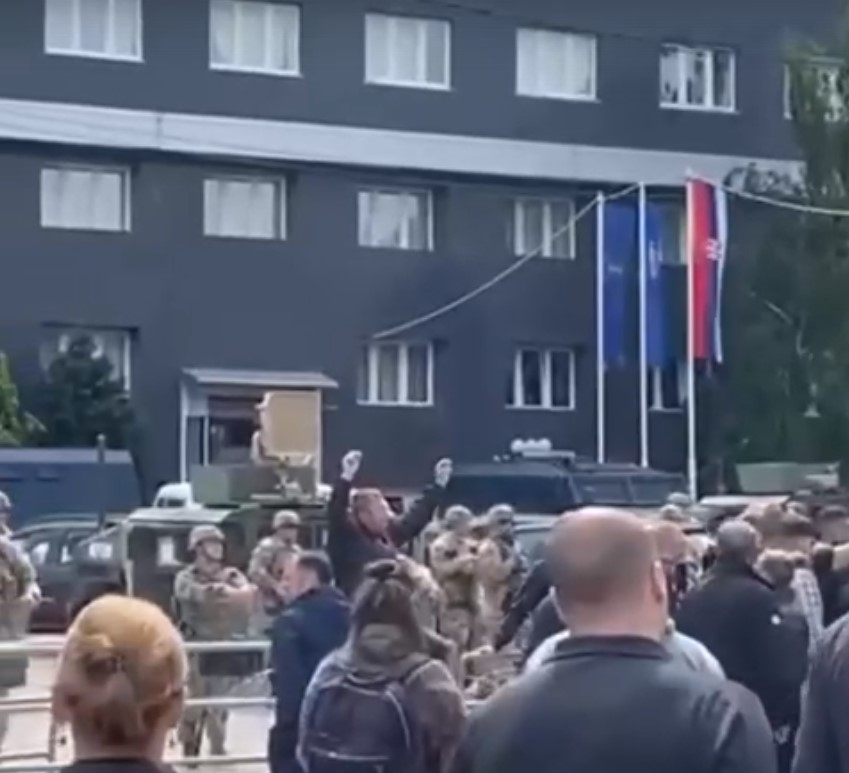 Косовские албанцы под прикрытием сил контингента НАТО захватили администрации муниципалитетов