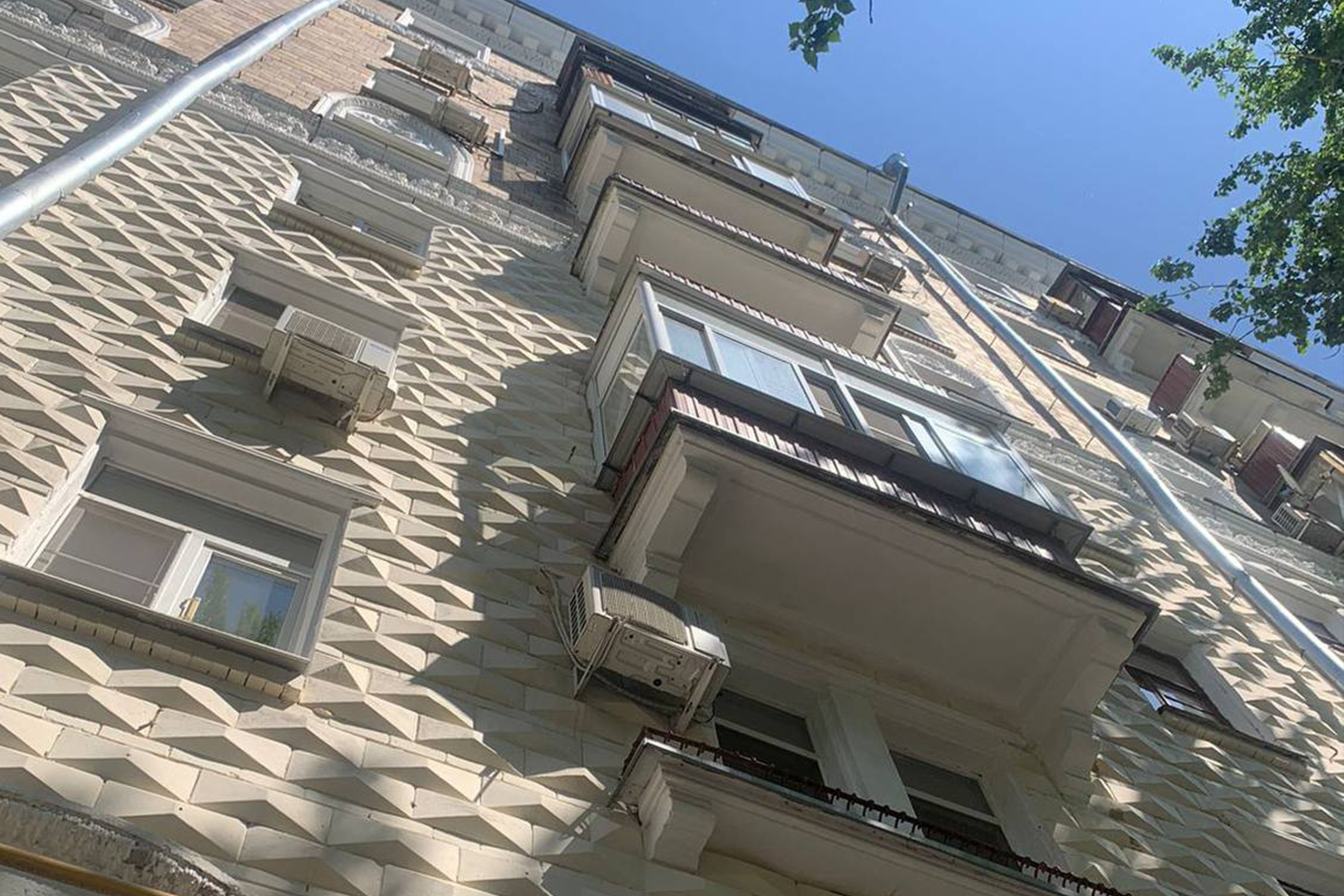 На севере Москвы трехлетняя девочка погибла, выпав из окна восьмого этажа
